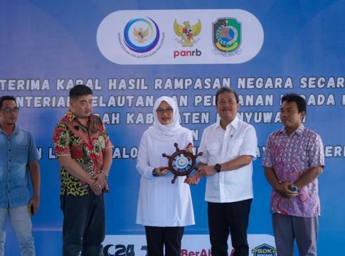 Pemerintah Serahkan Lima Kapal Ikan Rampasan Asing ke Nelayan