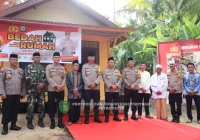 Kapolda Kalsel dan Penjabat Bupati Resmikan Hasil Bedah Rumah di Desa Lumbu Raya