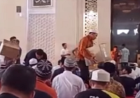 Haji Isam Bagikan Ribuan Baju Muslim untuk Jemaah Shalat Jumat di Dua Masjid di Tanbu