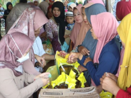 Warga Desa Sabuhur Kabupaten Tanah Laut Serbu Pasar Murah