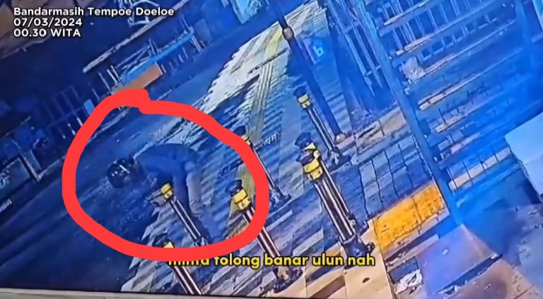 Pencuri Tiang Besi Trotoar di Jalan Hasanuddin HM Banjarmasin Terekam CCTV