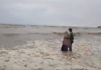Ritual Panggil Nama di Pencarian Santri Tenggelam di Pantai Batakan Baru