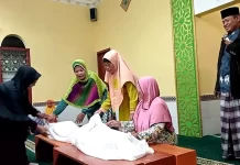Unik, Ibu-ibu di Klaten Ngabuburit Praktik Merawat Jenazah