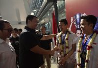Juara All England, Fajar/Rian Jonatan Christie dan Ginting Disambut di Soekarno Hatta