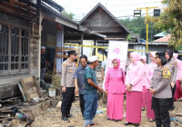 Bhayangkari dan Polwan Polres Banjarbaru Kunjungi Korban Kebakaran di Cempaka