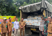 Bupati Balangan Serahkan Beras Bantuan Cadangan Pangan Pemerintah untuk 25 Warga Desa Marias