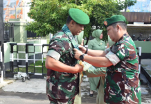 Kodim 1007/Bjm Gelar Tradisi Sambut Dandim Baru, Letkol Inf Sigit Purwoko Dikalungi Sasirangan