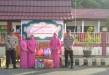 Meriahkan Bulan Ramadhan, Polsek Tanta Bagikan Takjil Gratis ke Warga Desa Tanta Kabupaten Tabalong