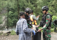 Jelang HUT PT Freeport, TNI-POLRI Karya Bakti Bersama di Desa Banti