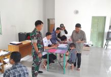 Pembagian BLT DD di Desa Akar Bagantung Dikawal Babinsa Koramil