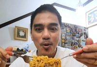 Tengok Nikmatnya Enda Ungu Makan Sahur Pakai Mi Instan Goreng, Telur Dadar dan Nasi