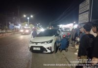 Mobil Toyota Vios Tersangkut di Jalan A Yani Km 37