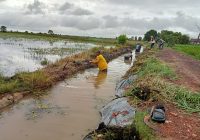 Gotong Royong Bersihkan Saluran Air di Desa Sungai Rangas Ulu
