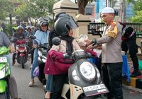 Jelang Buka Puasa Kapolres Banjar Bagikan Takjil Gratis ke Pengendara 