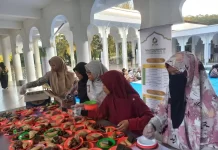 Yayasan UEA Bantu Masjid Universitas Syah Kuala Aceh Sediakan Ribuah Takjil Gratis