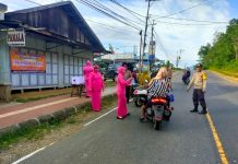 Personel Polsek Jaro Bagikan Takjil ke Pengguna Jalan