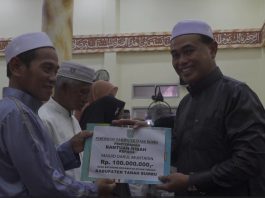 Safari Ramadan Bupati Tanah Bumbu, Serahkan Bantuan Rp 100 Juta untuk Pembangunan Masjid Desa Batarang