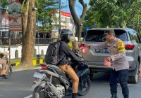Sat Resnarkoba Polres Banjar Bagikan 200 Takjil ke Pengguna Jalan