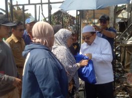 Wabup Banjar Serahkan Bantuan Kepada Korban Kebakaran di Murung Keraton