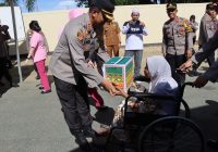 Kapolres Tanah Bumbu Bagikan 1.000 Paket Sembako Bagi Lansia