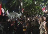 Aksi Di Depan Gedung DPR Nyaris Ribut Gara-Gara Bakso Lebih Murah