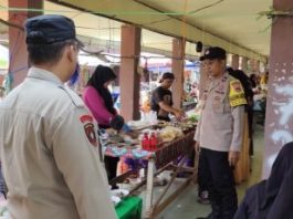 Jaga Kamtibmas, Anggota Polsek Banua Lawas Tingkatkan Patroli Rutin di Pasar Ramadhan