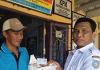 Penyaluran Bantuan Beras di Desa Lok Tamu