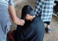 Viral Pria Nekat Kenakan Cadar Masuk Masjid di Barisan Wanita