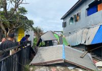Sebuah Rumah Tingkat Dua di Sungai Andai Ambruk, Warga: Memang Sudah Miring Sebelumnya