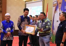 Bupati Banjar Serahkan Penghargaan CSR Award Tahun 2024 di Pembukaan Musrenbang RKPD