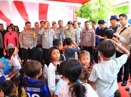 Asisten Kapolri Hibur Anak-anak Korban Banjir Demak