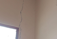 Kantor Kecamatan Tatah Makmur Retak Akibat Gempa