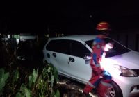 Mobil Minibus Putih Terperosok di Jalan Veteran