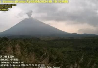 Jelang Penutupan Ramadan, Gunung Semeru Erupsi Semburkan Abu Vulkanik Hingga 1 Kilometer