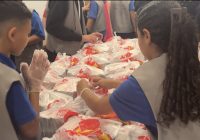 Anak-anak Bagikan Buka Puasa kepada Ratusan Orang Setiap Hari