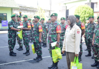 Dandim 1007/Banjarmasin Lepas Personel Mudik dan Bagikan Bingkisan Lebaran