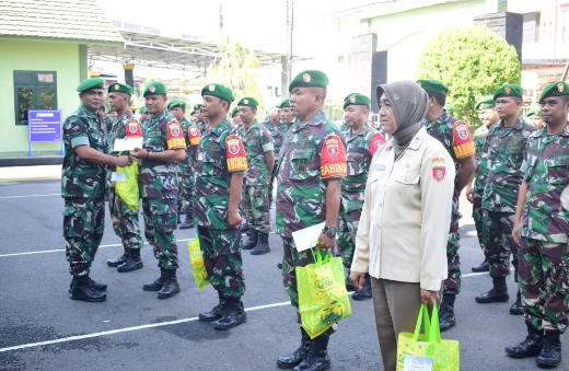 04042024_Dandim 1007 Banjarmasin Letkol Inf Sigit Purwoko memberikan bingkisan kepada personel. (wartabanjar.com - Ist, Pendim)