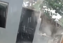 Detik-detik Rumah Ambruk, Nyaris Timpa Penghuni Ibu dan Anak