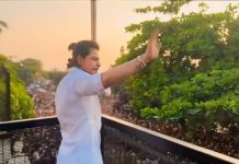 Sambut Idul Fitri 2024, Shah Rukh Khan Kembali Sapa Penggemar dari Balkon Rumahnya