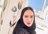 Diduga Mualaf, Shandy Aulia Unggah Foto Berada di Masjid dan Pakai Hijab