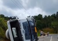 Truk Molen Terbalik di Jalan Bukit Batu, Pengendara Dikabarkan Tewas