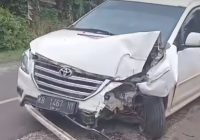Diduga Mengantuk, Mobil Tabrak Warung di Desa Namun Tabalong