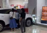 Mobil Listrik Tabrak Dinding Mall Saat Dipamerkan