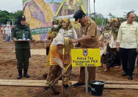 Peringati Hari Kartini, Acil Odah Cekatan Pegang Cangkul Tanam Bibit Pohon