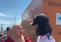 Viral! Ibu-ibu Ngamuk Mobilnya Digembok Petugas Dishub