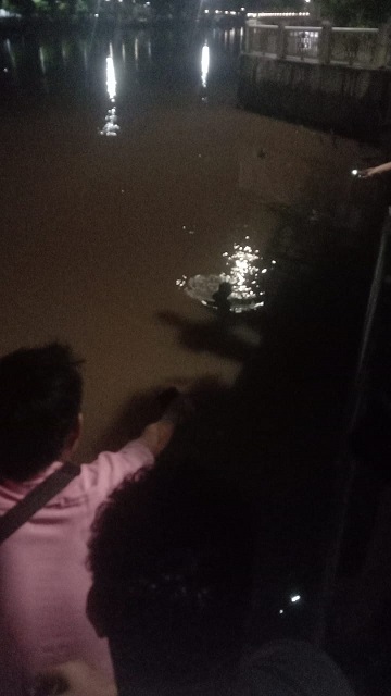 29042024_Diduga orang tenggelam di Siring Tendean Banjarmasin, Minggu malam. (wartabanjar.com - Ist. Rekanan)