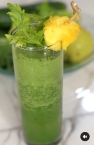 Green juice berbahan buah dan sayur ala Chef Farah Quinn. Foto: Instagram/(@farahquinnofficial)