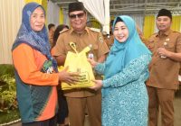 Gubernur Kalsel Bersama Ketua TP PKK H Raudatul Jannah Bagi-Bagi Ikan Patin dan Peda Gratis