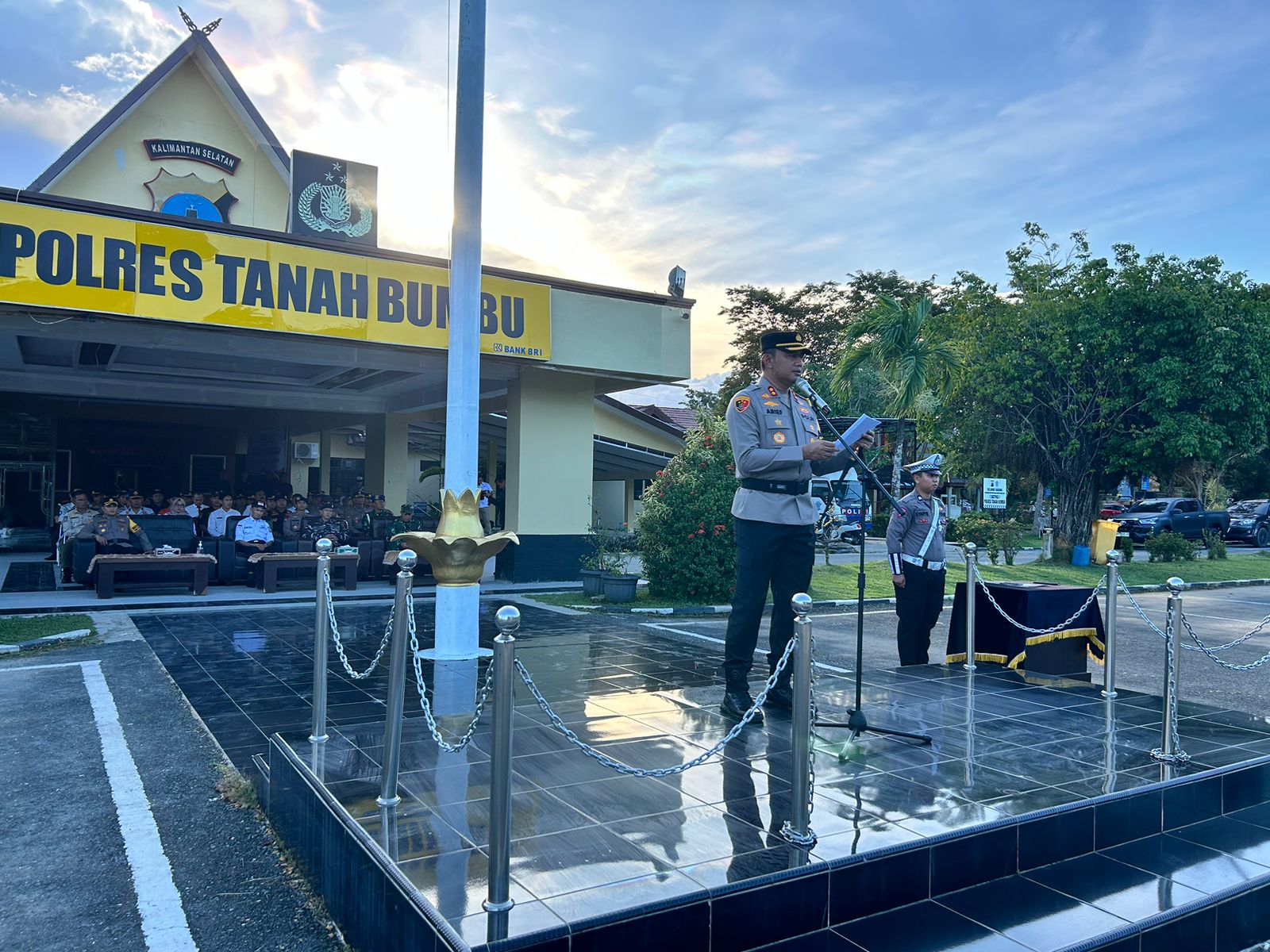 Kapolres Tanah Bumbu Bacakan Amanat Kapolri di Apel Gelar Pasukan Operasi Ketupat Intan 2024