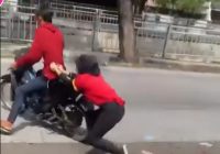 Wanita Kasir Minimarket Terseret Motor Pria Pengutil Minyak Goreng